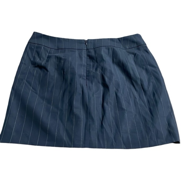 Banana Republic size 6 navy pin stripe mini skirt with pockets - Picture 5 of 5